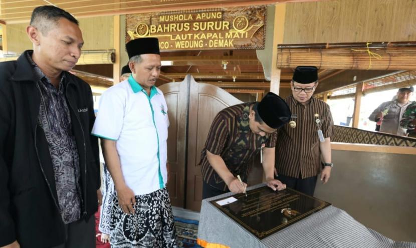 Wakil Gubernur (Wagub) Taj Yasin saat meresmikan meresmikan mushola apung, di lingkungan Dukuh Menco, Desa Babalan, Kecamatan Wedung, Kabupaten Demak, Jawa Tengah, baru- baru ini. Selain menerapkan konsep bangunan apung, mushola ini juga memanfaatkan PLTS untuk kebtuhan energinya.