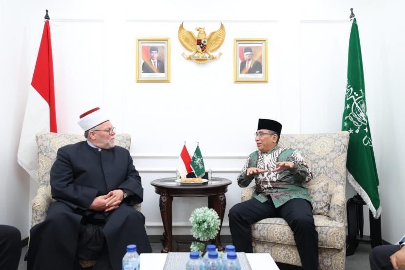 Wakil Hakim Agung Palestina Mohammed Abdalhafez Yousef Azzam, menemui Ketua Umum Pengurus Besar Nahdlatul Ulama KH Yahya Cholil Staquf di Kantor PBNU, Jalan Kramat Raya 164, Jakarta, akhir pekan ini.