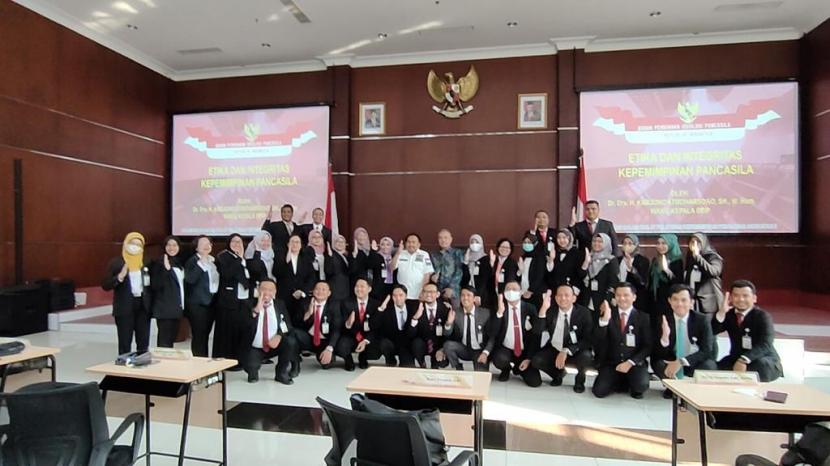 Wakil Kepala Badan Pembinaan Ideologi Pancasila (BPIP) Karjono memberikan kuliah umum kepada Peserta Pendidikan dan Pelatihan Kepemimpinan di Pusat Pengembangan Kompetensi Aparatur Sipil Negara Sekretariat Negara, Jakarta, Selasa (9/5/2023).
