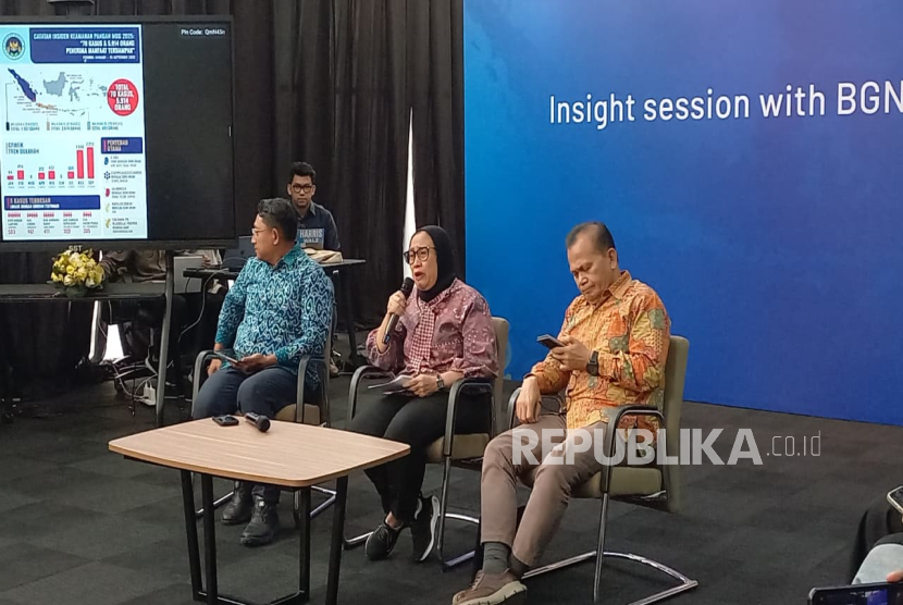 Wakil Kepala BGN Nanik S Deyang meminta maaf atas maraknya keracunan akibat program MBG, saat memberikan keterangan di Kantor BGN, Jakarta Pusat, Jumat (26/9/2025).