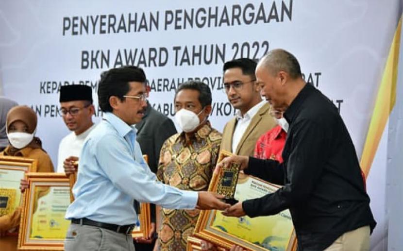 Wakil Kepala BKN Supranawa Yusuf memberikan penghargaan BKN Award 2022 kepada Pemkot Sukabumi yang diterima Sekda Kota Sukabumi Dida Sembada di Gedung Sate Bandung pada Selasa (23/8/2022)
