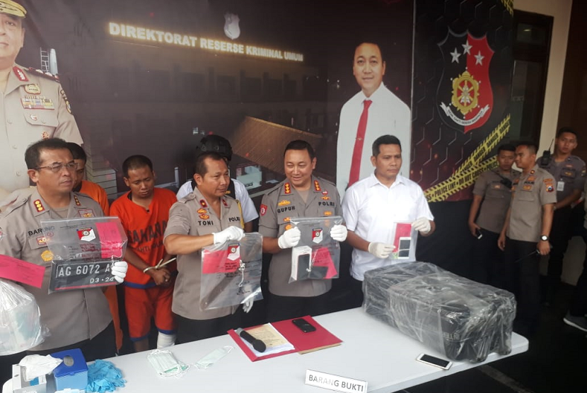 Wakil Kepala Kepolisian Daerah Jawa Timur Brigjen Pol. Toni Harmanto (kedua kiri) saat merilis soal mitilasi Blitar, di Mapolda Jatim, Surabaya, Senin (15/4)
