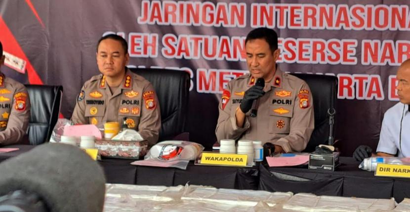 Wakil Kepala Polda Metro Jaya, Brigjen Suyudi Ario Seto (pegang mikrofon).