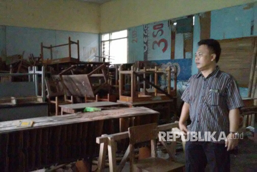 Wakil Kepala Sekolah Bagian Kesiswaan SMA-SMK 2 Pasundan, Kota Tasikmalaya, Unang Sudarso tengah menyaksikan ruang kelas yang tak lagi digunakan akibat rusak (Ilustrasi)