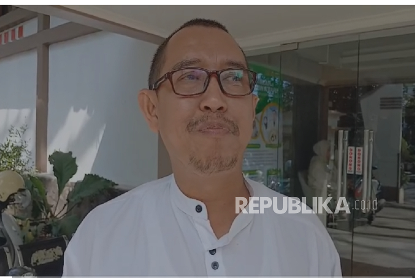 Wakil Kepala Sekolah Humas SMAN 1 Bandung Kardiana berbicara soal kabar hilangnya guru ekonomi di sekolah itu, Rabu (30/7/2025).