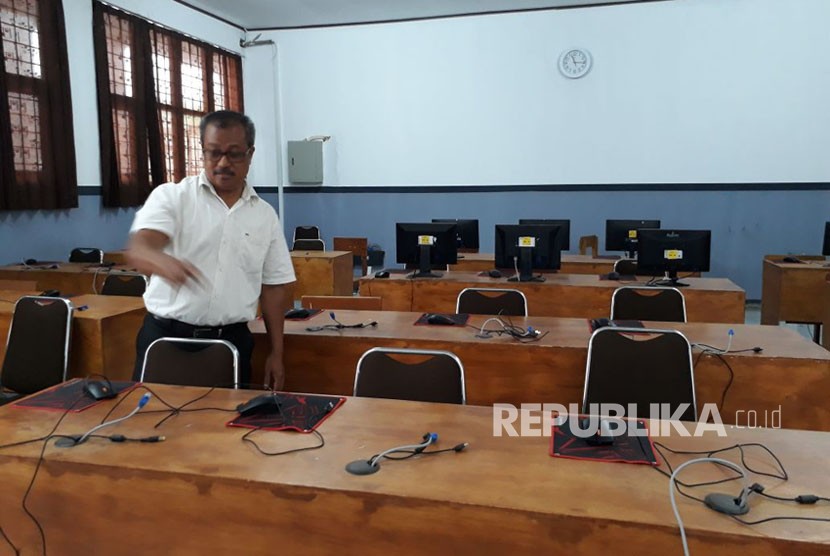 Wakil Kepala Sekolah SMK 1 Gunungguruh Kabupaten Sukabumi Dadang Somantri menunjukkan lokasi penempatan sebanyak 19 unit komputer yang hilang digondol maling Rabu (24/1).