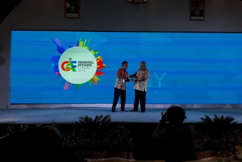 Wakil Kepala SKK Migas, Sukandar (kiri) dan anggota VII BPK RI, Eddy Mulyadi Soepardi (kanan) dalam The 3rd General Affairs Forum di Nusa Dua, Bali, Kamis (30/8). Forum tahunan ini mempertemukan komunitas para praktisi general affairs, general services, fasilitas kantor, dan profesional di bidangnya yang berkontribusi pada bisnis industri hulu migas Indonesia.