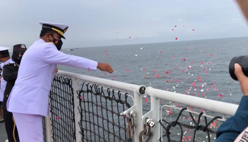 Wakil Kepala Staf Angkatan Laut (Wakasal) Laksamana Madya TNI Ahmadi Heri Purnowo menaburkan bunga di atas Perairan Kepulauan Seribu, Jakarta, dalam rangka peringatan Hari Pahlawan, Rabu (10/11).  