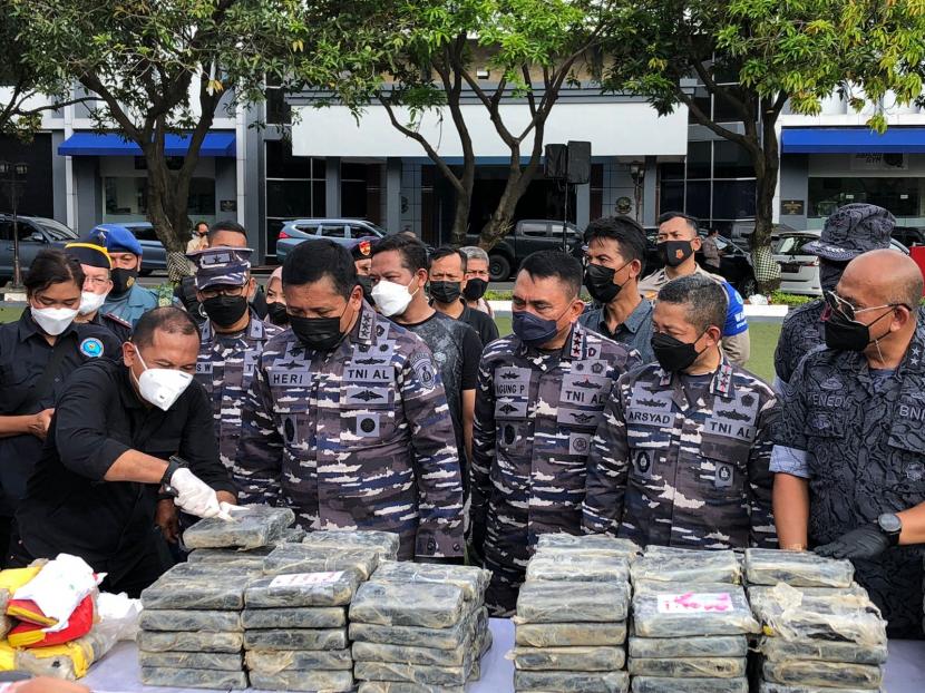 Wakil Kepala Staf Angkatan Laut (WKSAL) Laksamana Madya Ahmadi Heri Purwono menunjukkan barang bukti kokain seberat 179 kilogram yang ditemukan TNI AL di Selat Sunda saat konferensi pers di Markas Koarmada I, Jakarta, Senin (9/5).
