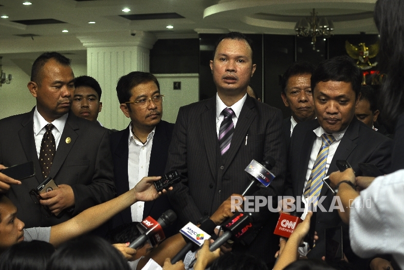 Wakil Ketua Advokat Cinta Tanah Air (ACTA) Hendarsam Marantoko (tengah).