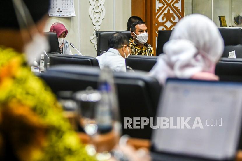 Anggota Badan Legislasi (Baleg) DPR membaca draf awal RUU Penghapusan Kekerasan Seksual saat rapat pleno Baleg di Kompleks Parlemen, Senayan, Jakarta, Senin (30/8/2021). Rapat pleno tersebut menyusun Rancangan Undang-Undang (RUU) tentang penghapusan kekerasan seksual. 