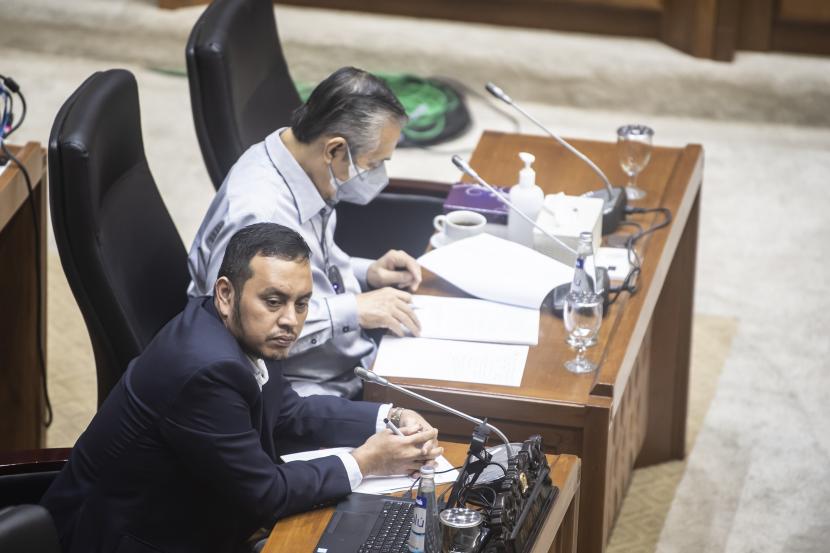 Wakil Ketua Badan Legislasi DPR Willy Aditya (kiri) bersama M Nurdin (kanan) mendengarkan pandangan anggota Badan Legislasi saat Rapat Panja di komplek Parlemen, Jakarta, Selasa (16/11/2021). Rapat Panja tersebut membahas penyusunan RUU tentang penghapusan kekerasan seksual.