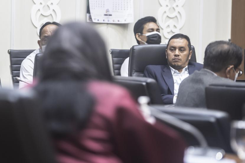 Wakil Ketua Badan Legislasi DPR Willy Aditya mendengarkan pandangan anggota Badan Legislasi saat Rapat Panja di komplek Parlemen, Jakarta, Selasa (16/11/2021). Rapat Panja tersebut membahas penyusunan RUU tentang penghapusan kekerasan seksual.