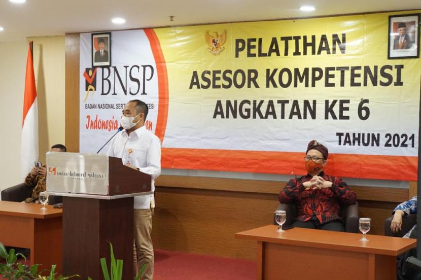 Wakil Ketua Badan Nasional Sertifikasi Profesi (BNSP) Miftakul Azis membuka pelatihan dan sertifikasi Asesor kompetensi di Swissbell Hotel, Kota Manado, Sulawesi Utara.