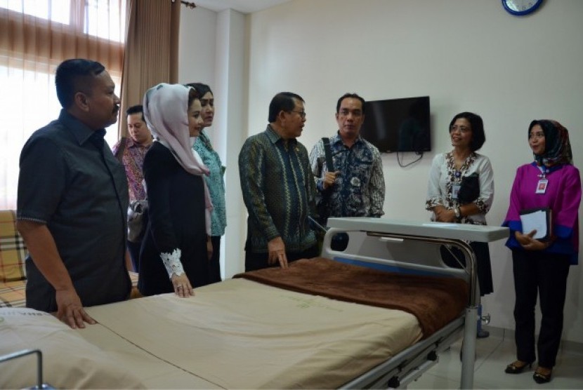 Wakil Ketua Badan Urusan Rumah Tangga (BURT) Dewan Perwakilan Rakyat Republik Indonesia (DPR RI) Novita Wijayanti saat meninjau RS Grha Medika Lombok.