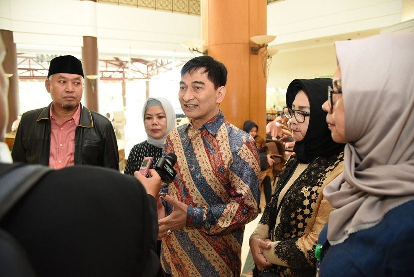 Wakil Ketua Badan Urusan Rumah Tangga DPR RI Achmad Dimyati Natakusumah menilai Pemerintah terlalu banyak mengeluarkan aturan penanganan covid-19