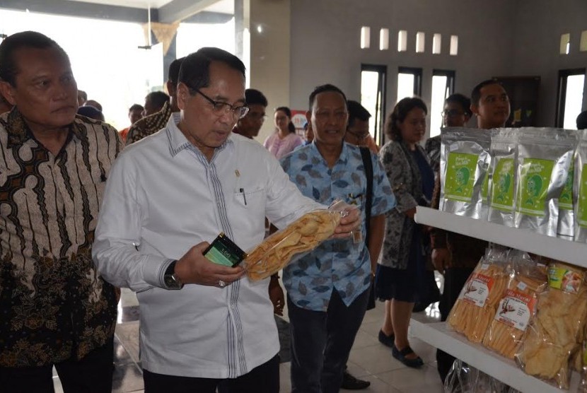 Wakil Ketua Baleg Firman Soebagyo memimpin Baleg DPR meninjau Badan Usaha Milik Desa (BUMDes) di Desa Ponggok Kecamatan Polanharjo Kabupaten Klaten, Jawa Tengah, Jumat (24/3).