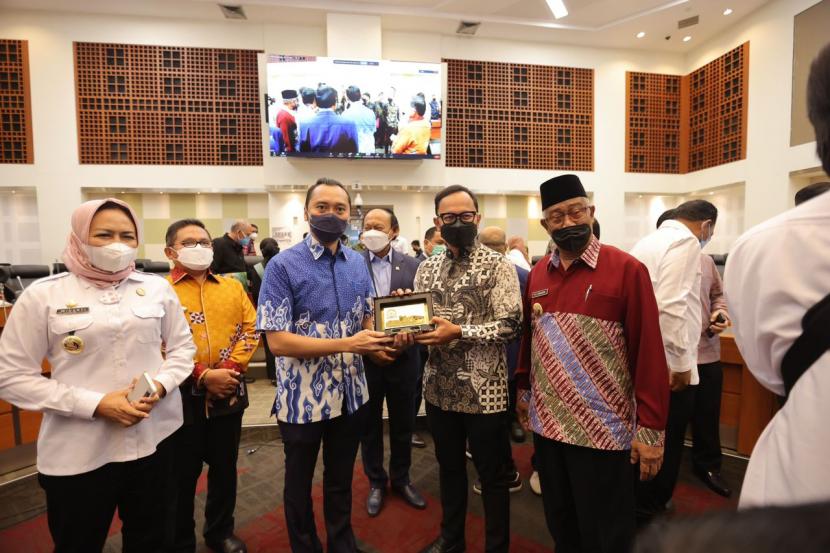 Wakil Ketua Banggar DPR Ibas bersama Ketua Asosiasi Pemerintah Kota Seluruh Indonesia (Apeksi) Bima Arya Sugiarto.