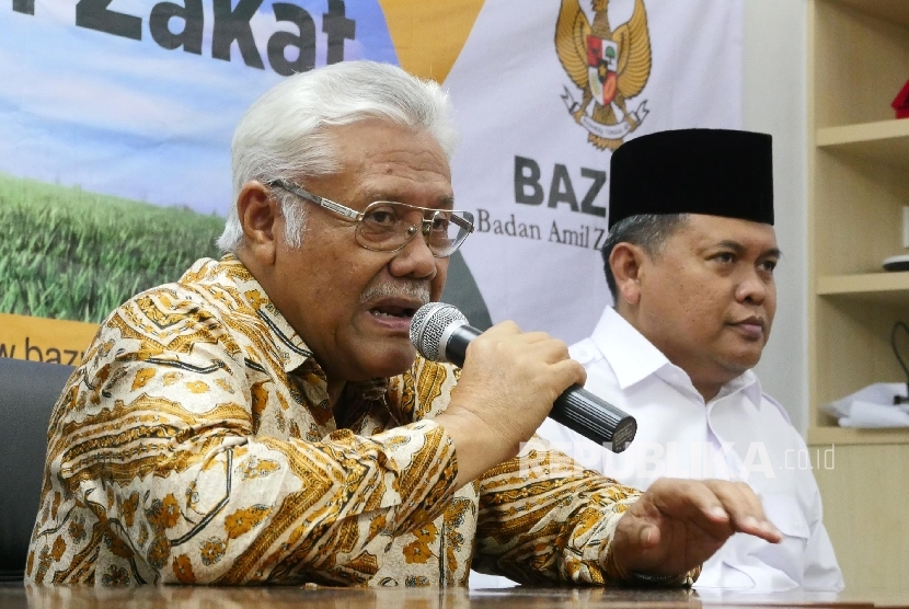  Wakil Ketua BAZNAS Zainulbahar Noor (kiri) didampingi Direktur Amil Zakat Nasional BAZNAS Moh Arifin Purwakananta memberikan keterangan pers kepada wartwan, di Jakarta, Selasa (7/6). (Republika/Darmawan)