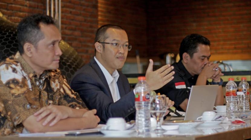 Wakil Ketua Bidang Kerja Sama Antarlembaga Kamar Dagang dan Industri (Kadin) Jawa Timur, Fitradjaja Purnama (tengah)