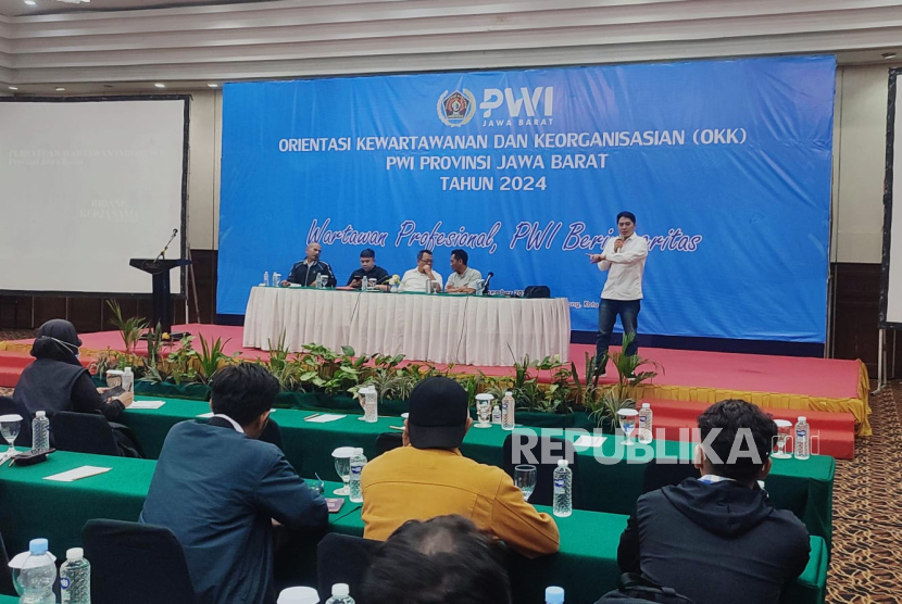 Wakil Ketua Bidang Kerja Sama PWI Jawa Barat, Sandy Ferdiana di acara Orientasi Kewartawanan dan Keorganisasian (OKK) di Hotel Horison Ultima Bandung (3/12/24). 