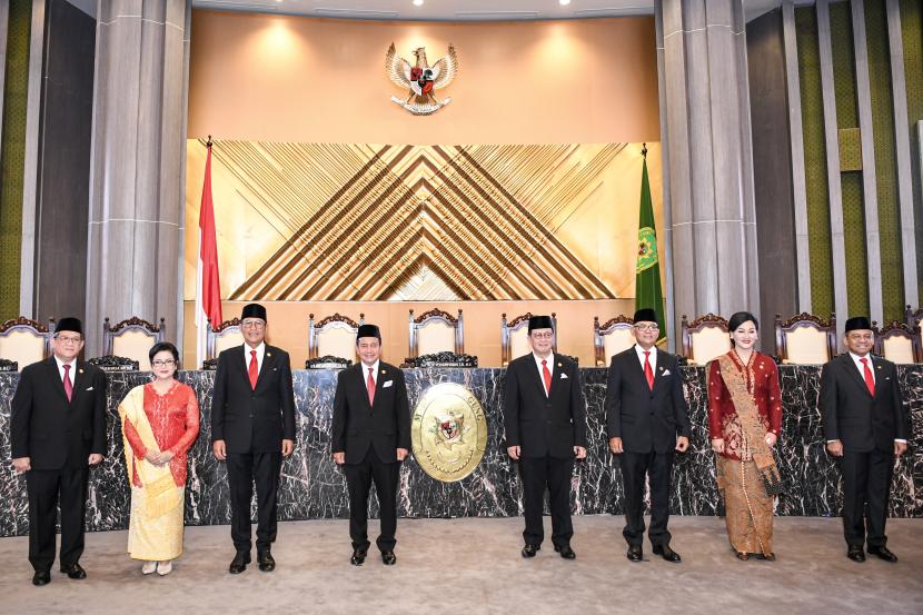 Wakil Ketua Dewan Komisioner Otoritas Jasa Keuangan (OJK) Mirza Adityaswara (keempat kiri) berfoto bersama dengan Anggota Dewan Komisioner Ex Officio Bank Indonesia Doni Primanto Joewono (kiri), Ketua Dewan Audit Sophia Issabella Watimena (kedua kiri), Kepala Eksekutif Pengawas Pasar Modal Inarno Djajadi (ketiga kiri), Kepala Eksekutif Pengawas Perbankan Dian Ediana Rae (keempat kanan), Kepala Eksekutif Pengawas IKNB Ogi Prastomiyoto (ketiga kanan), Anggota Dewan Komisioner Bidang Edukasi dan Perlindungan Konsumen Friderica Widyasaei Dewi (kedua kanan) dan Anggota Dewan Komisioner Ex Officio Kementerian Keuangan Suahasil Nazara (kanan) usai Pelantikan Anggota Dewan Komisioner OJK periode 2022-2027 di Mahkamah Agung, Jakarta, Rabu (20/7/2022). Ketua Mahkamah Agung M. Syarifuddin resmi melantik sembilan anggota Dewan Komisioner OJK periode 2022-2027. 