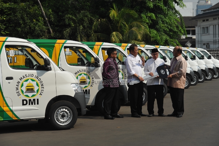 Wakil Ketua Dewan Masjid Indonesia (DMI) Masdar F. Mas'udi (kedua dari kanan), bersama Menteri Komunikasi Dan Informatika Rudiantara (kedua dari kiri) dan Direktur Astra Daihatsu Motor Sudirman MR (kanan) berbincang saat penyerahan mobil akustik masjid di 