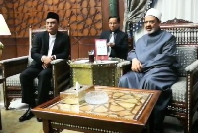 Wakil Ketua Dewan Masjid Indonesia  (DMI) Syafruddin melakukan pertemuan dengan Grand Syeikh Al Azhar Kairo, Ahmad Muhammad Ath-Thayyib. 