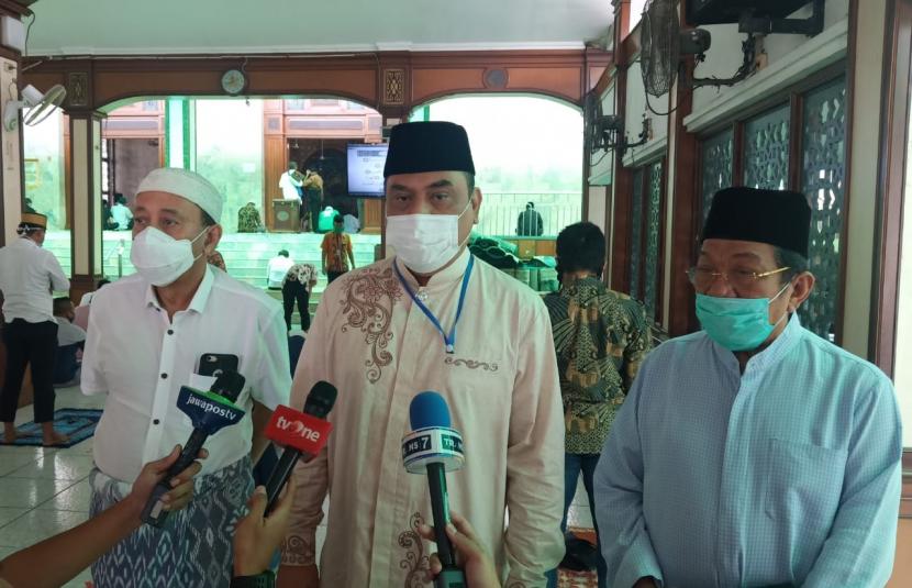 Wakil Ketua Dewan Masjid Indonesia (DMI), Syafruddin (tengah) didampingi Ketua Dewan Pengurus Masjid Agung Sunda Kelapa (MASK) Menteng Jakarta H M Aksa Mahmud (kanan) diwawancarai wartawan seusai shalat Jumat di MASK (5/6). Ini merupakan shalat Jumat perdana di MASK di masa pandemi.