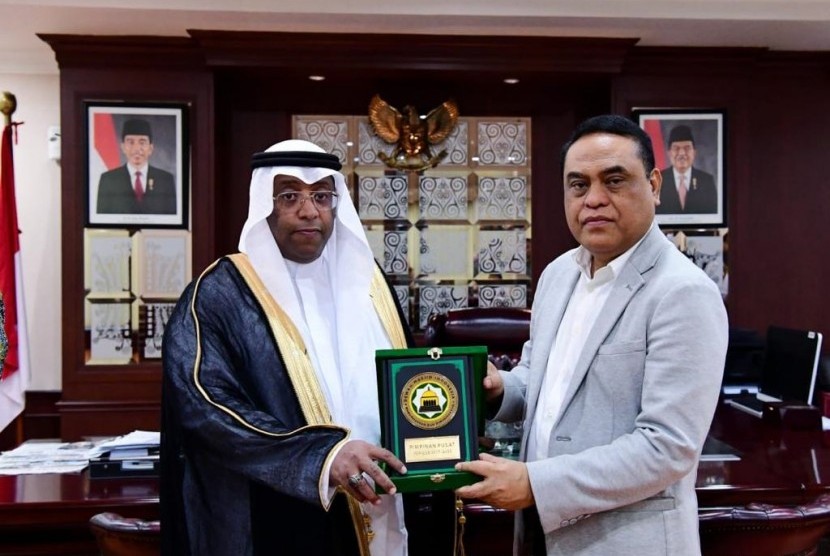 Wakil Ketua Dewan Masjid Indonesia, Syafruddin saat menerima Manajer cabang Riyadh Bank Mamdouh bin Mahmood Abdouh untuk membahas soal rencana bantuan perbaikan masjid dan mushala di Sulawesi Tengah 