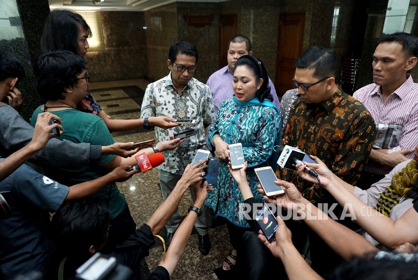  Wakil Ketua Dewan Pakar DPP Golkar Titiek Soeharto bersama Ketua Generasi Muda Partai Golkar (GMPG) Ahmad Doli Kurnia menjawab pertanyaan seusai melakukan pertemuan di Jakarta, Jumat (11/8). 