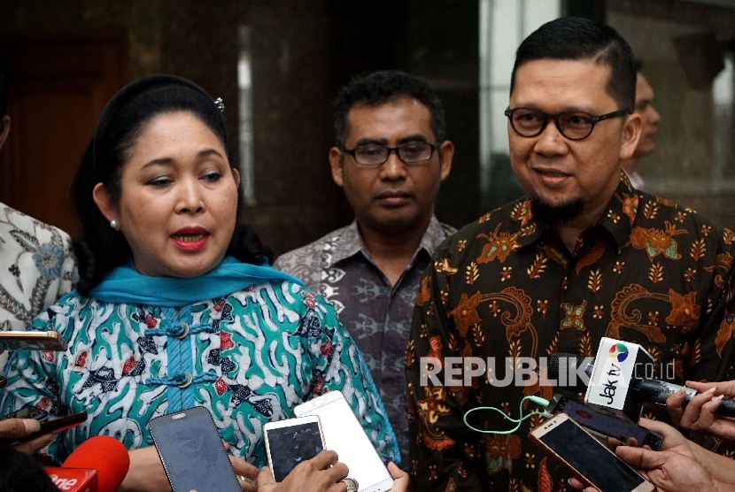 Wakil Ketua Dewan Pakar DPP Golkar Titiek Soeharto bersama Ketua Generasi Muda Partai Golkar (GMPG) Ahmad Doli Kurnia menjawab pertanyaan seusai melakukan pertemuan di Jakarta, Jumat (11/8). 