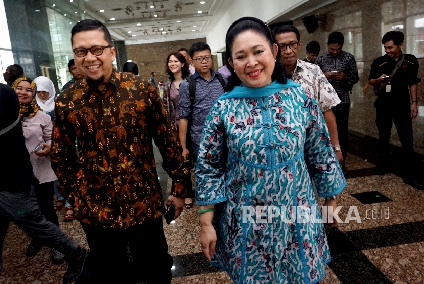 Wakil Ketua Dewan Pakar DPP Golkar Titiek Soeharto bersama Ketua Generasi Muda Partai Golkar (GMPG) Ahmad Doli Kurnia berjalan seusai melakukan pertemuan di Jakarta, Jumat (11/8). 