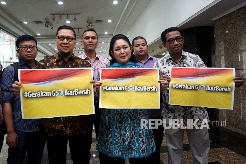 Wakil Ketua Dewan Pakar DPP Golkar Titiek Soeharto dan Ketua Generasi Muda Partai Golkar (GMPG) Ahmad Doli Kurnia (kedua kiri) bersama kader GMPG membentangkan poster seusai melakukan pertemuan di Jakarta, Jumat (11/8). 