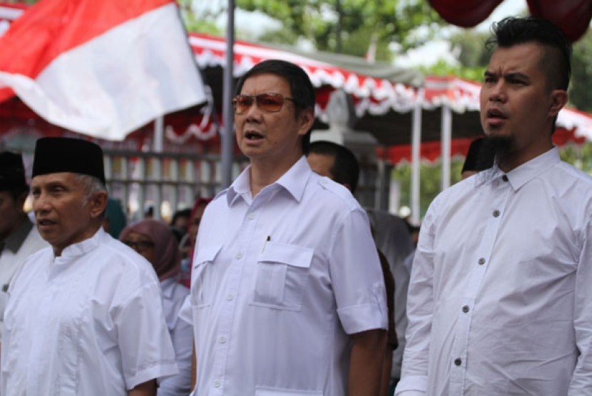 Wakil Ketua Dewan Pembina Gerinda Hashim Djojohadikusumo (tengah), mantan Ketua umum PAN, Amien Rais (kiri) dan artis Ahmad Dhani (kanan) saat bernyanyi Indonesia Raya pada deklarasi pemenangan tim Prabowo- Hatta di Yogyakarta, Minggu (1/6).