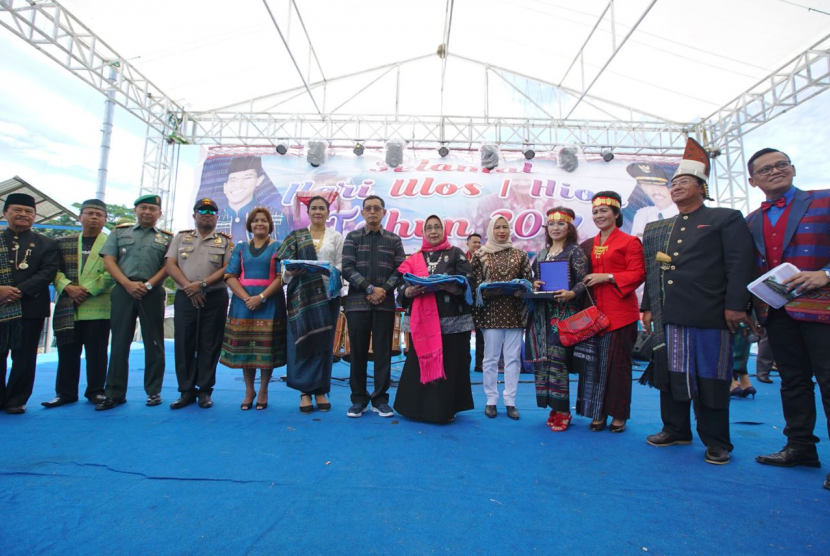 Wakil Ketua Dewan Perwakilan Daerah Republik Indonesia (DPD RI) Darmayanti Lubis menghadiri pembukaan Festival Ulos.