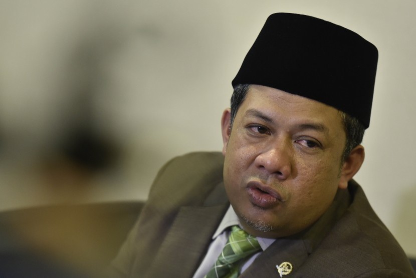 Wakil Ketua Dewan Perwakilan Rakyat Fahri Hamzah menyampaikan tanggapan terkait kasus dugaan korupsi Ketua DPR Setya Novanto di Kompleks Parlemen, Senayan, Jakarta, Kamis (16/11). 