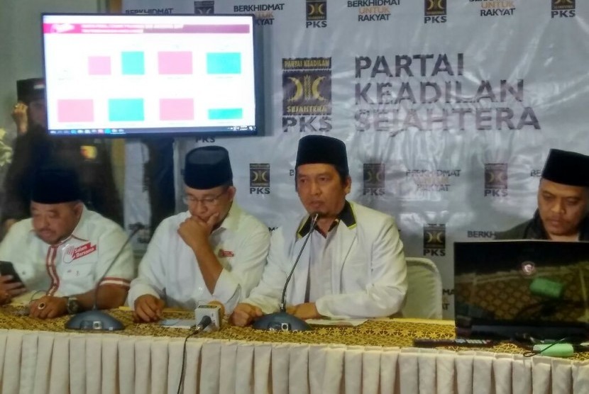 Wakil Ketua Dewan Pimpinan Pusat (DPP) Partai Keadilan Sejahtera (PKS), Al Muzzammil Yusuf, dalam konfrensi persnya di kantor DPP PKS, Jakarta, bersama Cagub Anies Bawedan, Rabu (15/2).