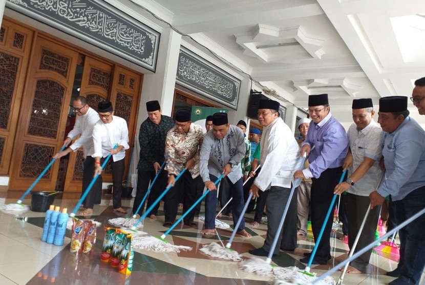 Wakil Ketua DMI, Syafruddin dan Dirjen Bimas Islam, Muhammadiyah Amin membuka peresmian bersih-bersih 2.130 masjid serentak di Pulau Jawa di Masjid Al-Mabrur Asrama Haji Pondok Gede pada Ahad (28/4). 