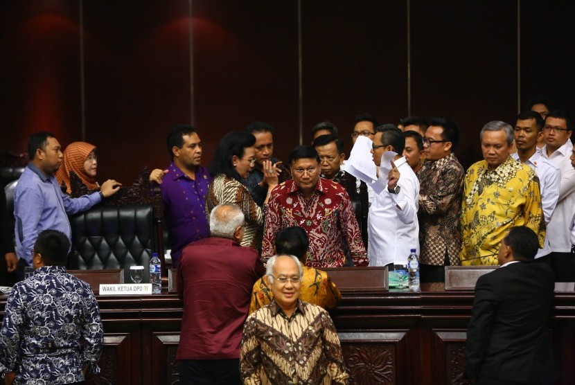 Wakil Ketua DPD Farouk Muhammad (tengah) dan GKR Hemas (keempat kiri) dikelilingi oleh anggota DPD sebelum dimulainya Sidang Paripurna DPD, Senin (3/4). Rapat Paripurna tersebut diwarnai keributan yang dipicu keputusan Mahkamah Agung (MA) yang membatalkan Tata Tertib DPD.