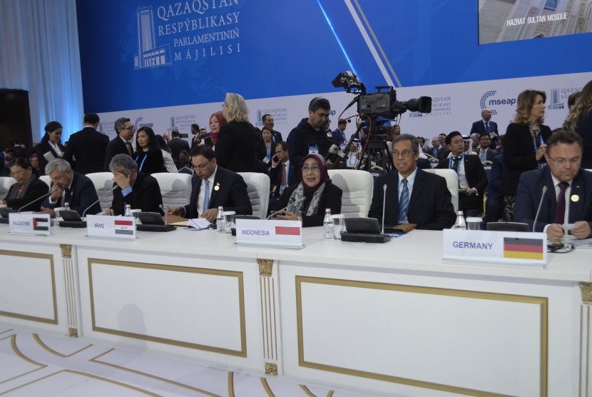 Wakil Ketua DPD RI Damayanti Lubis (perempuan) dan Duta Besar Indonesia untuk Kazakhstan Rahmat Pramono, saat mengikuti Pertemuan keempat Parlemen Negara Eurasia, di Kazakhstan, Selasa (24/9).