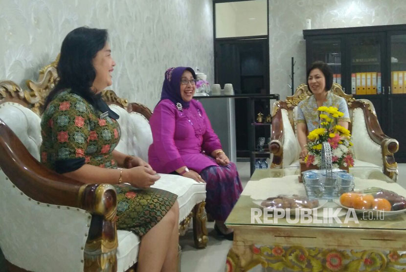 Wakil Ketua DPD RI Darmayanti Lubis melakukan kunjungan kerja ke Tomohon, Sulawesi Selatan. Dalam kunjungannya, Darmayanti memberikan materi tentang Pemberdayaan Perempuan dan Perlindungan Anak dalam Kerangka Ketahanan Keluarga. Kamis (28/9).