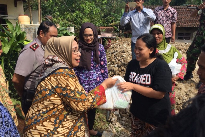 Wakil Ketua DPD RI Darmayanti Lubis meninjau langsung korban bencana gempa di Kecamatan Lebakgedong, Kabupaten Lebak, Banten. 