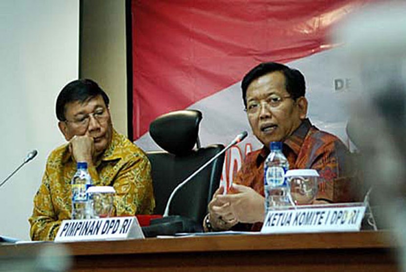 Wakil Ketua DPD RI Farouk Muhammad (kiri) dan Akhmad Muqowam, menggelar jumpa pers soal ancaman konflik di pilkada serentak, di Gedung DPD, Jakarta (4/12).