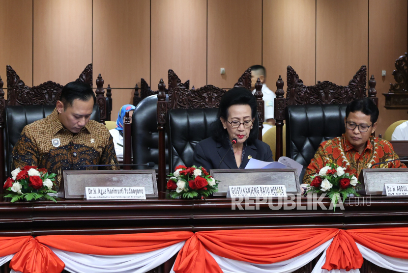 Wakil Ketua DPD RI Gusti Kanjeng Ratu (GKR) Hemas rapat bersama Menko IPK Agus Harimurti Yudhoyono (AHY) di Kompleks Parlemen, Senayan, Jakarta Pusat, Selasa (13/8/2025).