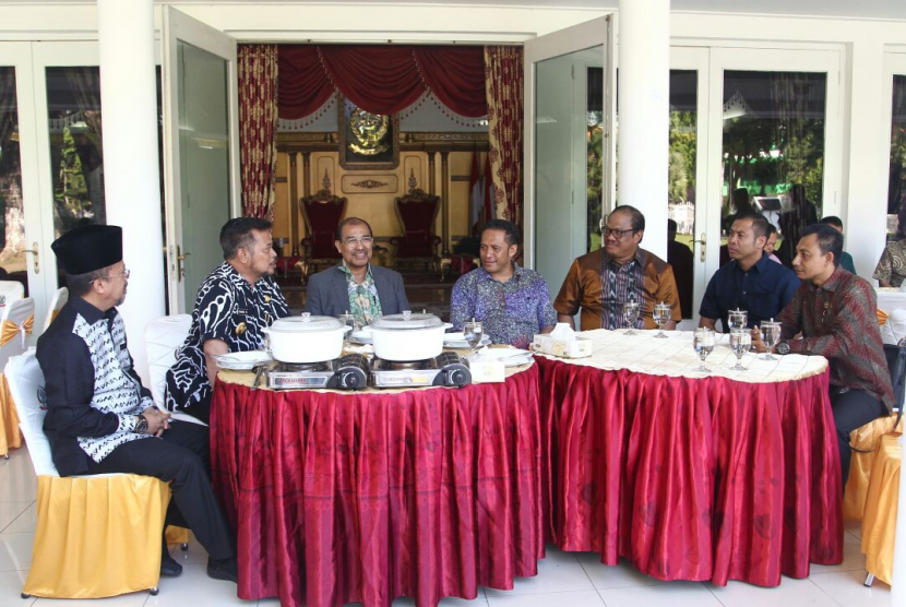Wakil Ketua DPD RI Nono Sampono menggelar pertemuan dengan Gubernur Sulawesi Selatan Syahrul Yasin Limpo Jumat (6/10).