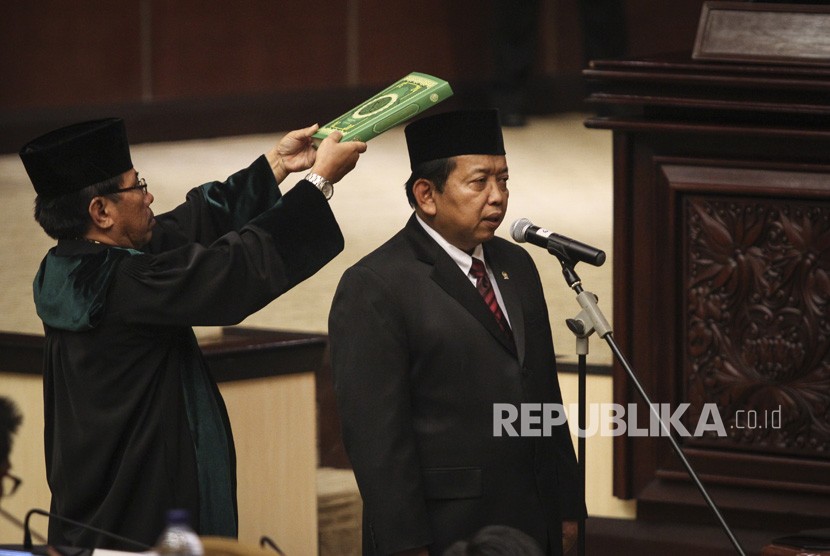 Wakil Ketua DPD terpilih Akhmad Muqowam mengucap sumpah jabatan saat dilantik pada Rapat Paripurna DPD di Kompleks Parlemen Senayan, Jakarta, Kamis (26/7).