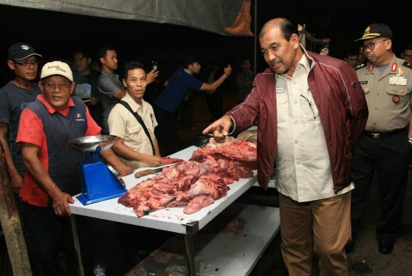 Wakil Ketua DPDRI Nono Sampono saat menyambangi rumah potong sapi PD Dharmajaya di Cakung, Jumat (23/6).