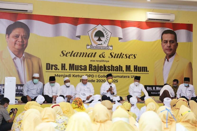 Wakil Ketua DPP Partai Golkar Zainudin Amali (masker kuning) bersama Ketua DPD Partai Golkar Sumatra Utara Musa Rajekshah (ketiga kanan) saat menggelar yasinan di kantor DPD Golkar Sumut, Kamis (12/11) malam.