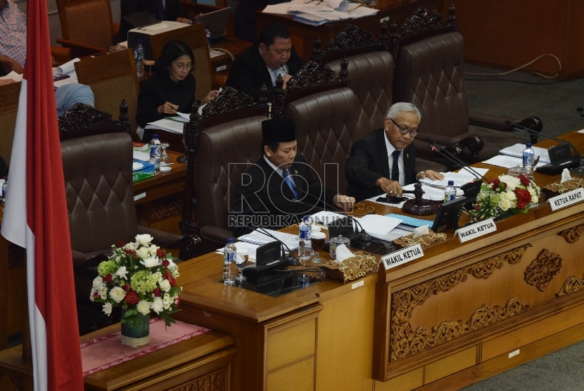 Wakil Ketua DPR Agus Hermanto dan Taufik Kurniawan memimpin Sidang Paripurna ke-14 di Kompleks Parlemen, Jakarta, Kamis (17/12).